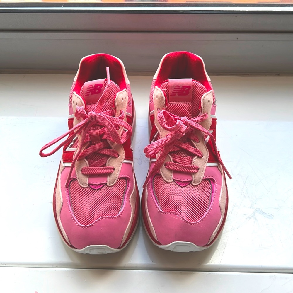 Worn only once. Sold out everywhere. Excellent condition.